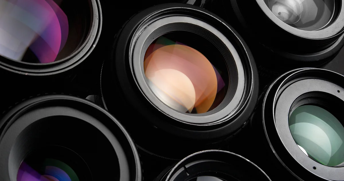 Seleção de corpos de câmara APS-C mirrorless sobre superfície neutra