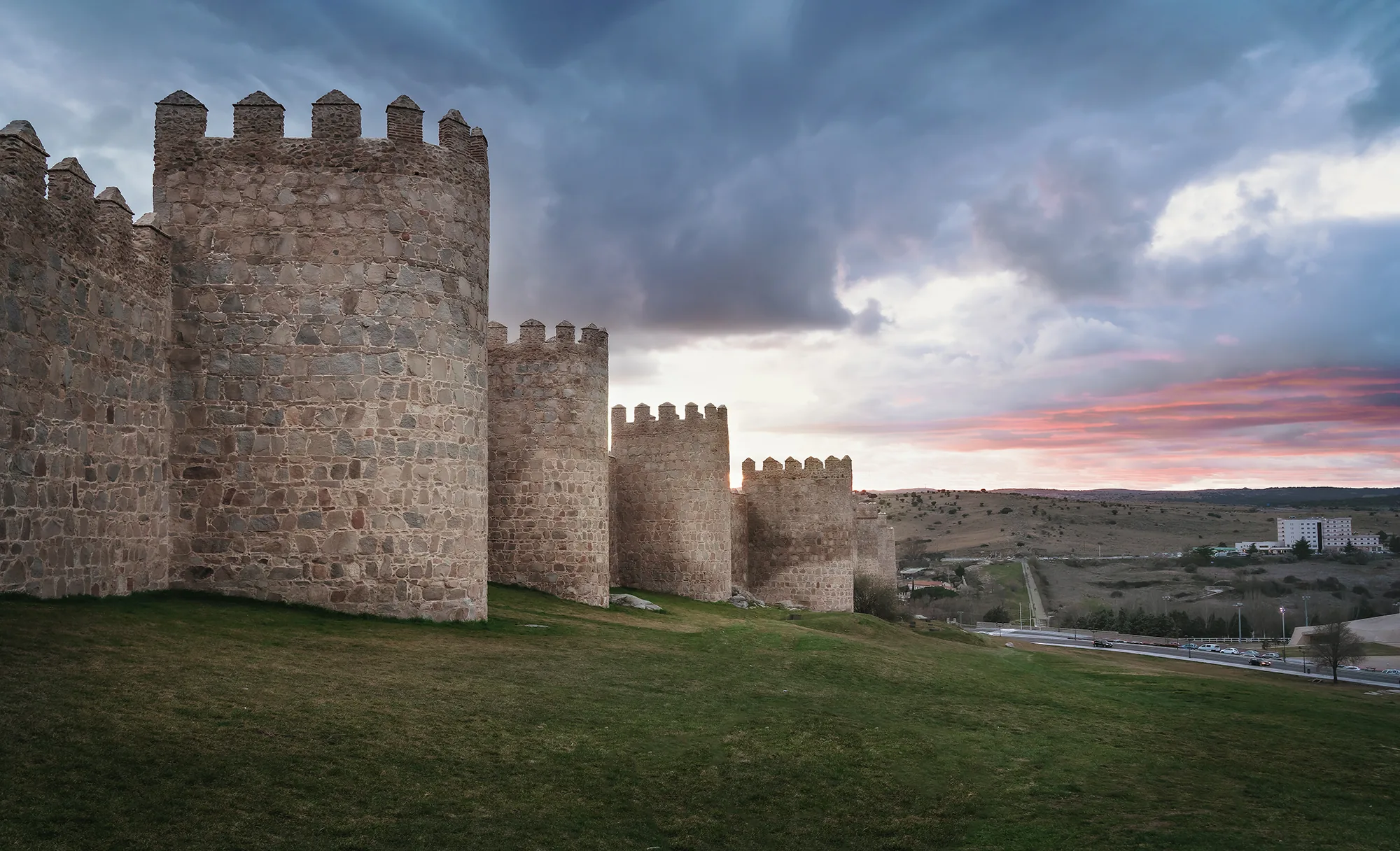 Murallas medievales al atardecer en la meseta castellana
