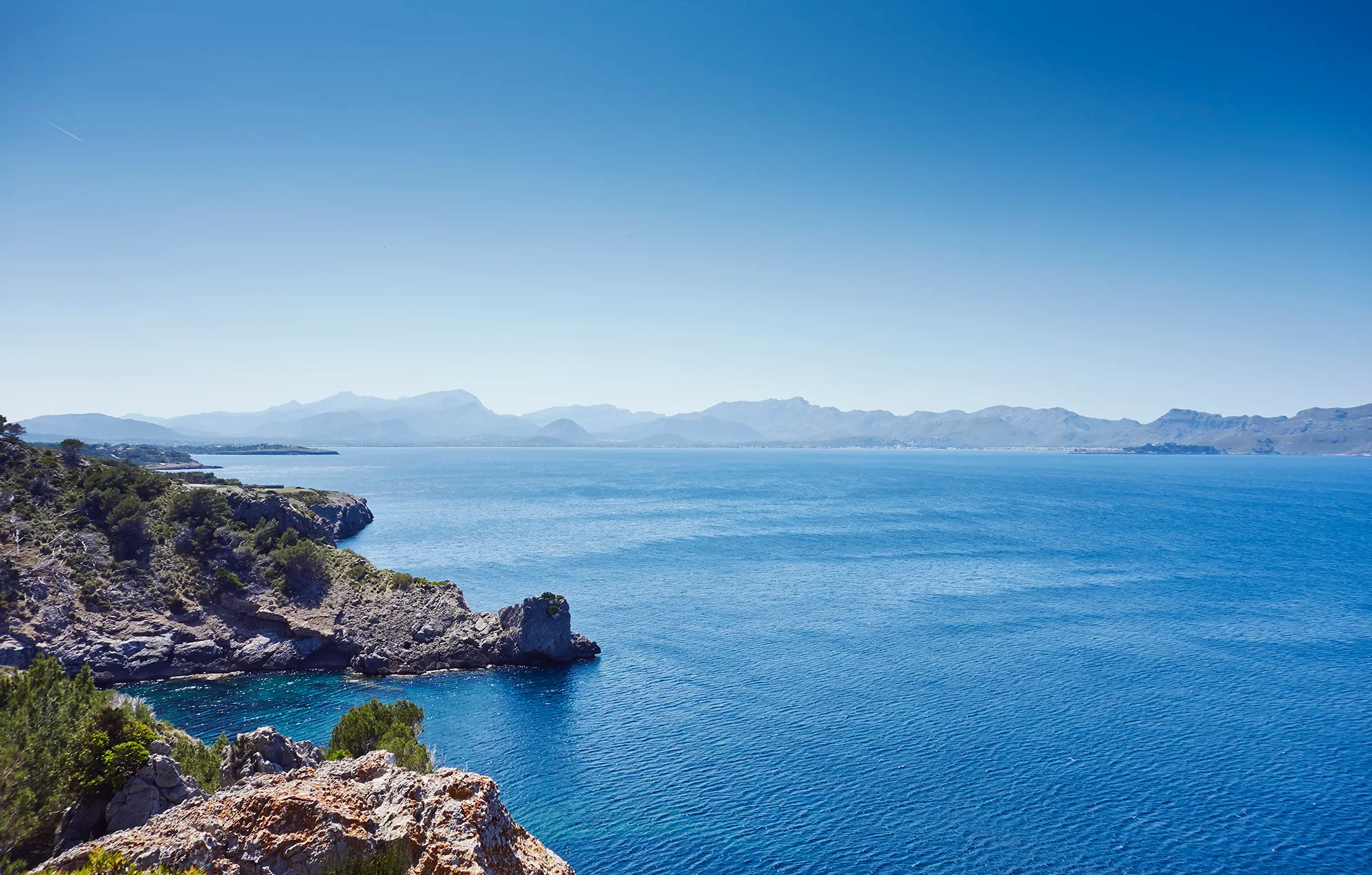 Vista costera elevada en Mallorca, mirando al oeste sobre el Mediterráneo
